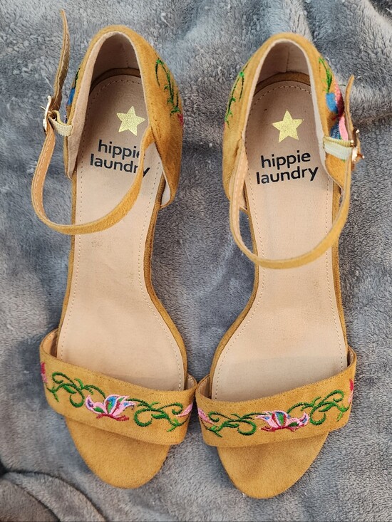 hippie laundry Shoes - Hippie Laundry Vivienne Embroidered Floral Sandals • Tan Suede Heels • Size 11